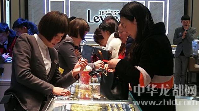 臨近春節(jié)，周口消費市場紅似火