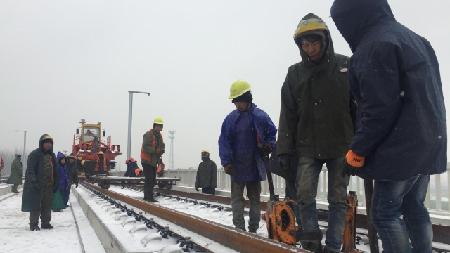 致敬！風(fēng)雪中的高鐵建設(shè)者