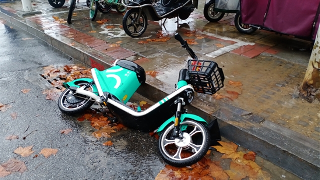 請(qǐng)把車子放好吧！